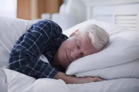 大家被“8小时睡眠论”欺骗了？60岁之后，最佳睡眠时间是多久？（60岁的人睡眠多长时间）